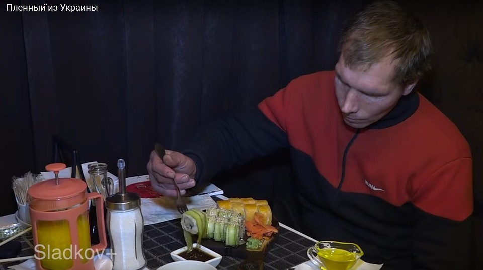 Пленный украинский боевик пробует суши в Донецке. Фото: скрин видео Александра Сладкова