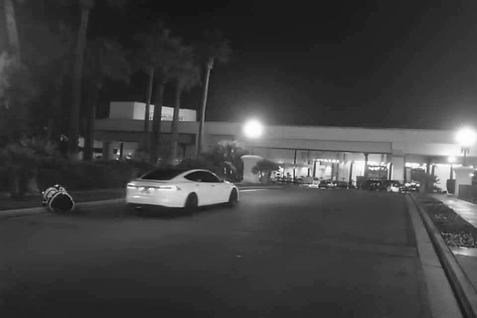 В Лас-Вегасе беспилотный автомобиль Tesla сбил автономного робота