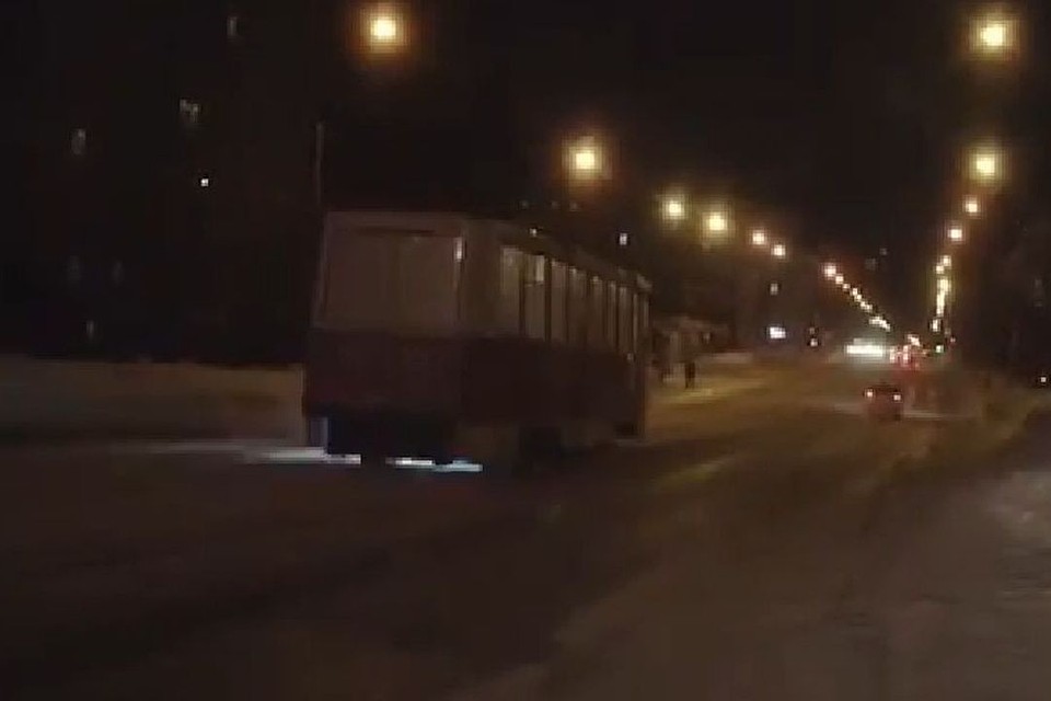 Трамвай устроил световое шоу во время движения. Стоп-кадр с видео instagram.com/instact54/.
