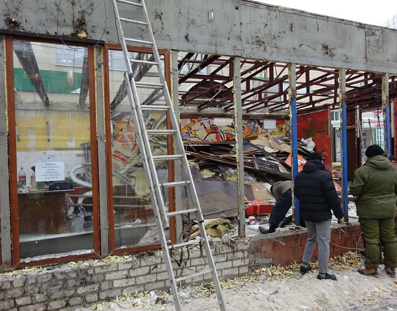 Кафе уже без крыши, остались только стены.