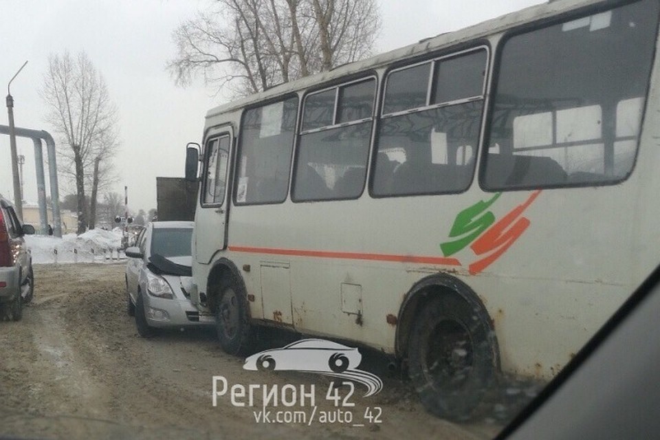 Маршрутное такси и иномарка столкнулись вблизи переезда в Кемерове Фото: "Регион-42 Кемерово" / "ВКонтакте"