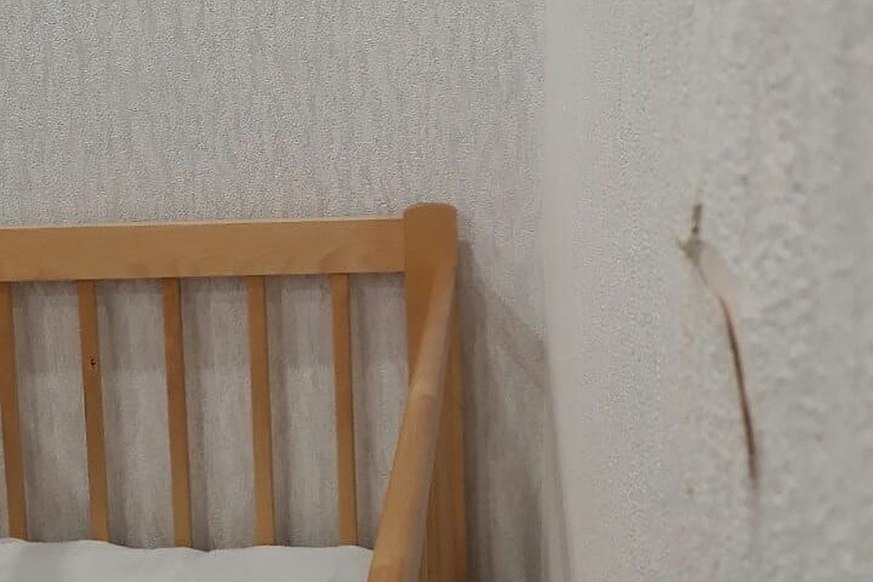 Чуть не задели детскую кроватку: в Ангарске при ремонте лифта рабочие просверлили стены двух квартир. Фото: страница Дениса Ягодзинского в Instagram.