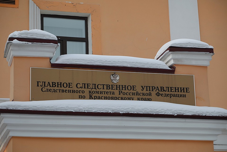 В Красноярском крае отчим полгода растлевал 11-летнюю падчерицу, пока жена была на работе.