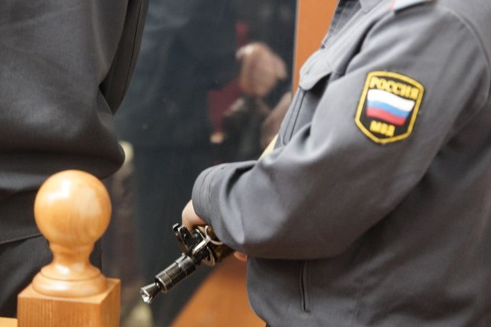 Мужчина полез драться, когда сотрудники ГИБДД остановили его на дороге