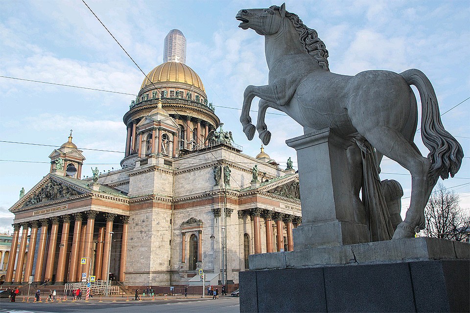 Вид на Исаакиевский собор Санкт-Петербурга.