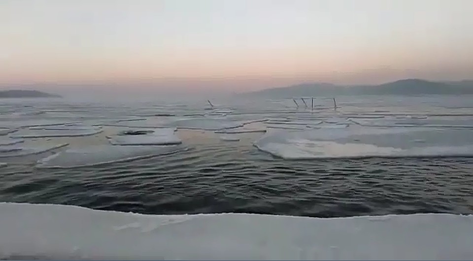 Зима в этом году слишком теплая - поэтому море так и не смогло промерзнуть. Фото: dpscontrol.ru