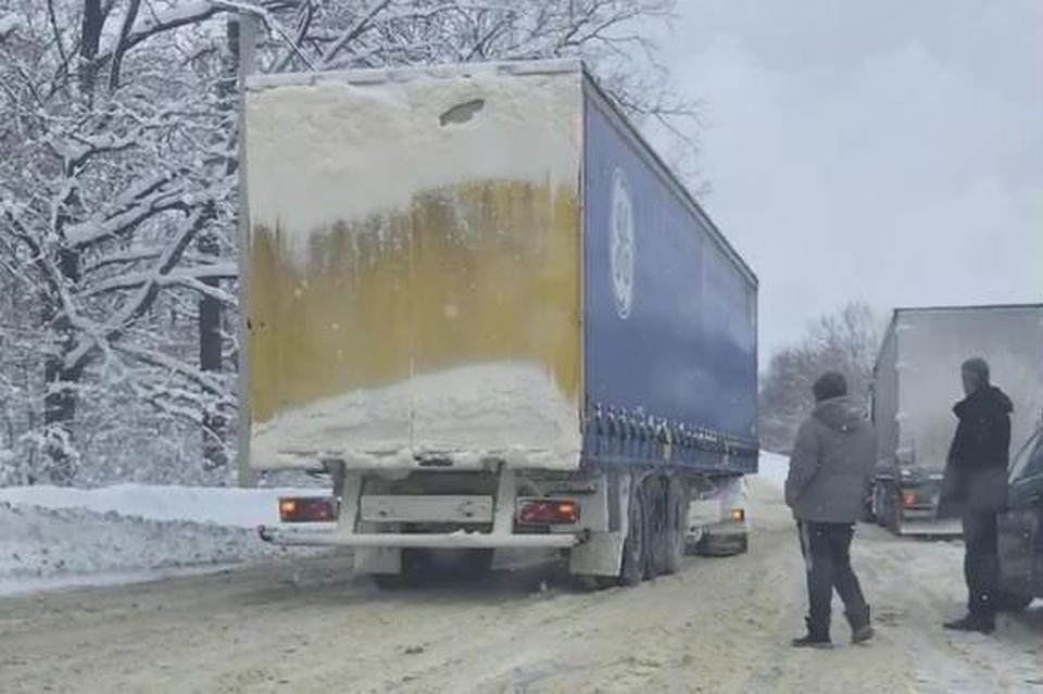 Пробка образовалась из-за фур, которые не могли въехать на мост