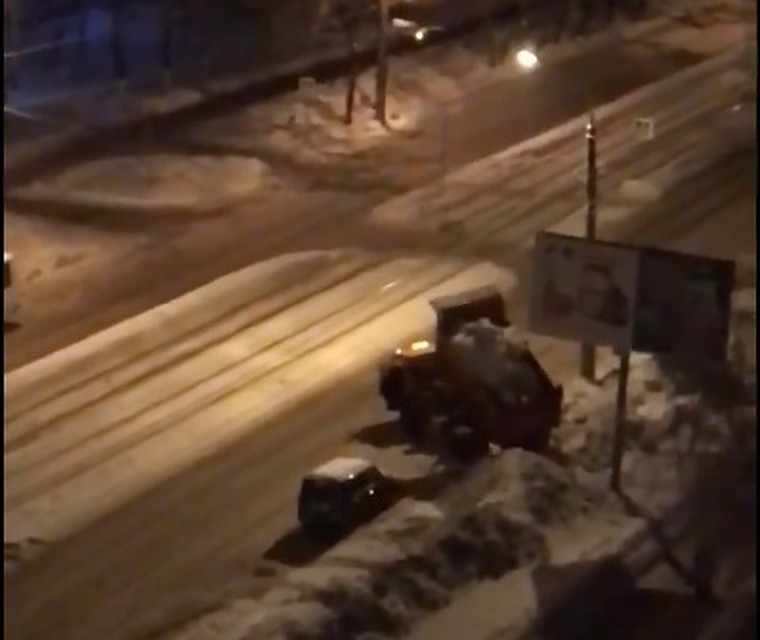 Коммунальщики пристрастились по ночам сбрасывать горы снега возле дома на Ново-Вокзальной