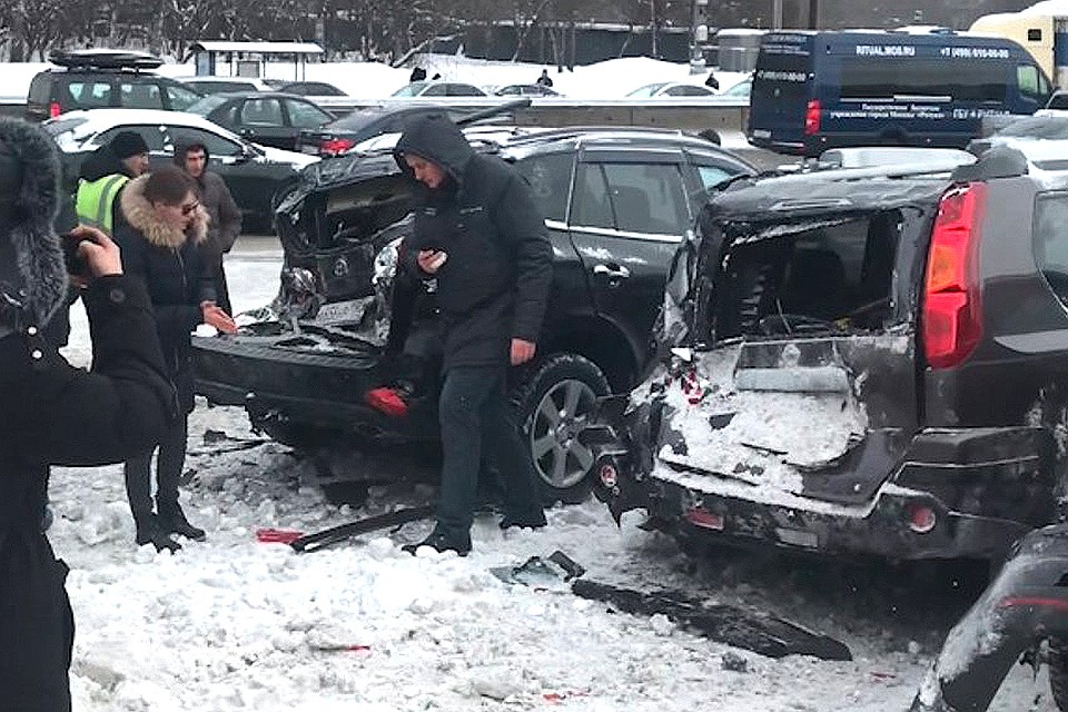 Последствия крупной аварии на МКАД. Фото - кадр из видео, предоставленного очевидцем КП