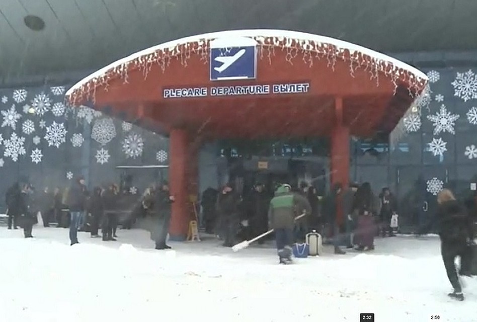 В аэропорту Кишинев - десятки людей, возмущенных действиями авиакомпании. Фото: скриншот