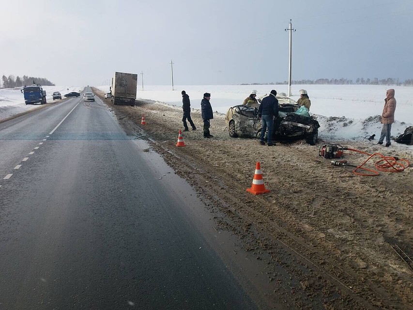 В аварии погибли водитель и пассажир легковушки