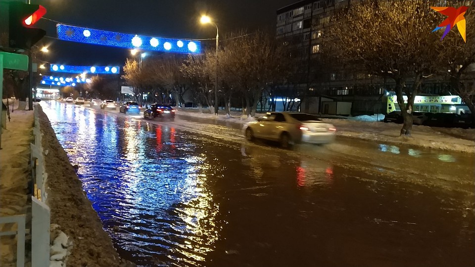 Дорога на Доме Обороны в Тюмени превратилась в реку