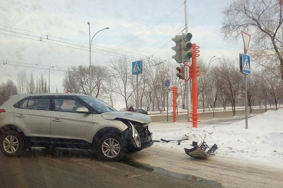 Женщина на Hyundai хотела проскочить на красный, но ей встретился Mercedes Фото: "Инцидент Кемерово" / "ВКонтакте"