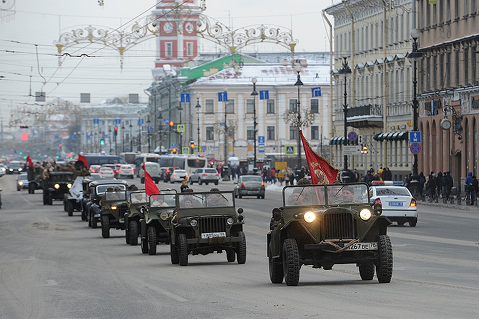 С развернутым Знаменем Победы колонна промчалась через площадь Восстания, по Невскому проспекту до Дворцовой.