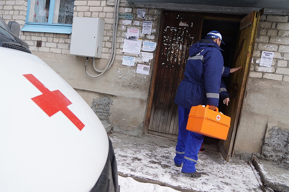 В Петербурге врача скорой заперли в квартире, требуя вылечить пациента.