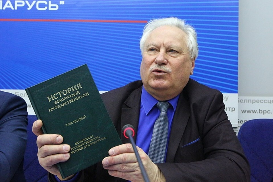 Валентин Голубев презентует первый том 5-томного издания «История белорусской государственности». Фото: belta.by