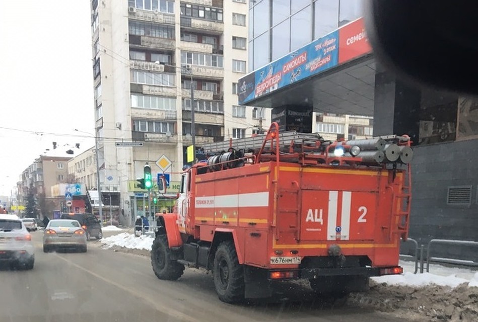 Вереница пожарных машин напугала жителей центра.
