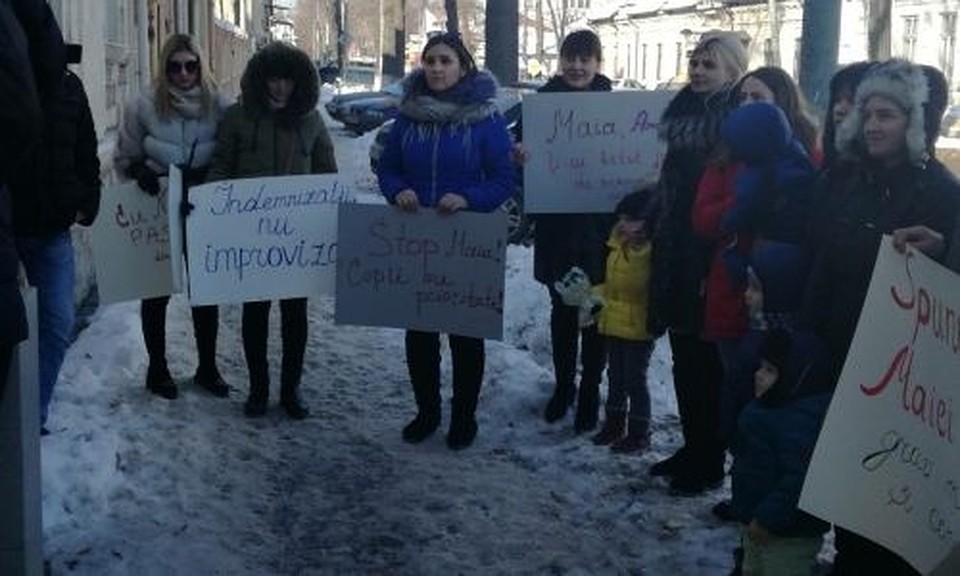 Молодые мамы устроили флешмоб перед офисом Майи Санду