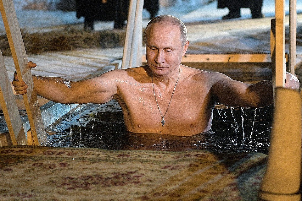В прошлом году президент РФ Владимир Путин окунулся в прорубь на Селигере. Фото: Алексей Дружинин/ТАСС