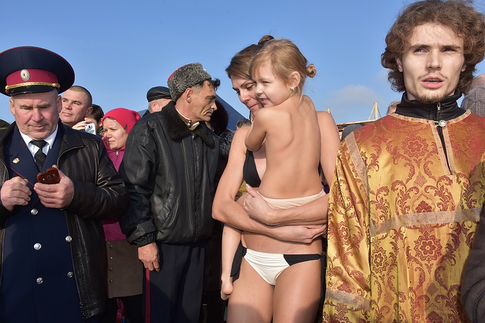 На берег моря верующие пришли с детьми.