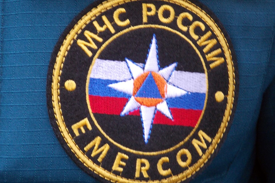 Спасатели передали раненого медикам