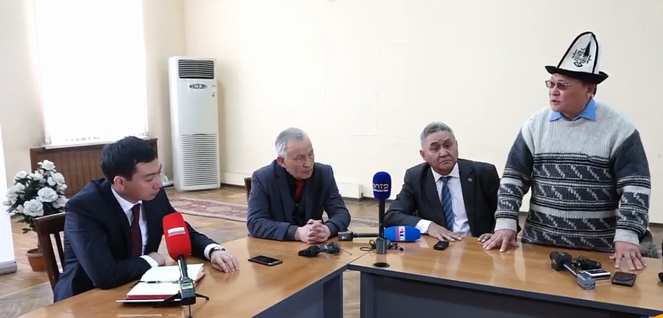 Министр разговаривает с артистами цирка