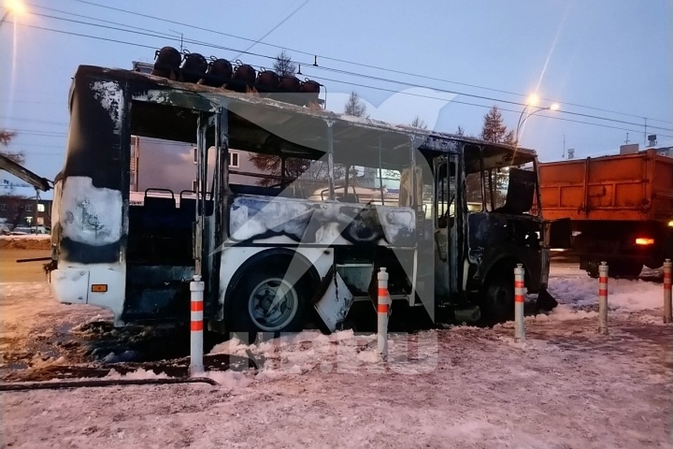 Автобус на остановке "Кристалл" загорелся рано утром.