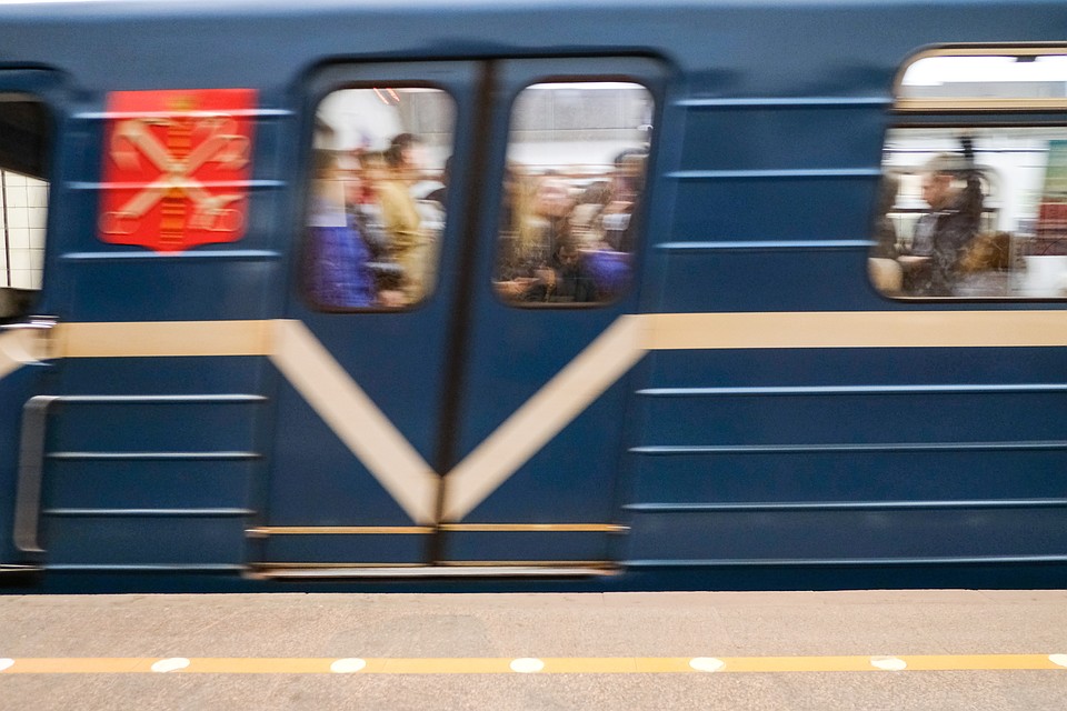 В метро Петербурга рассказали о том, что такое вагон-"батарейка"
