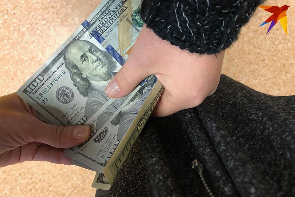 Одна из девушек на найденные деньги купила себе телефон и одежду