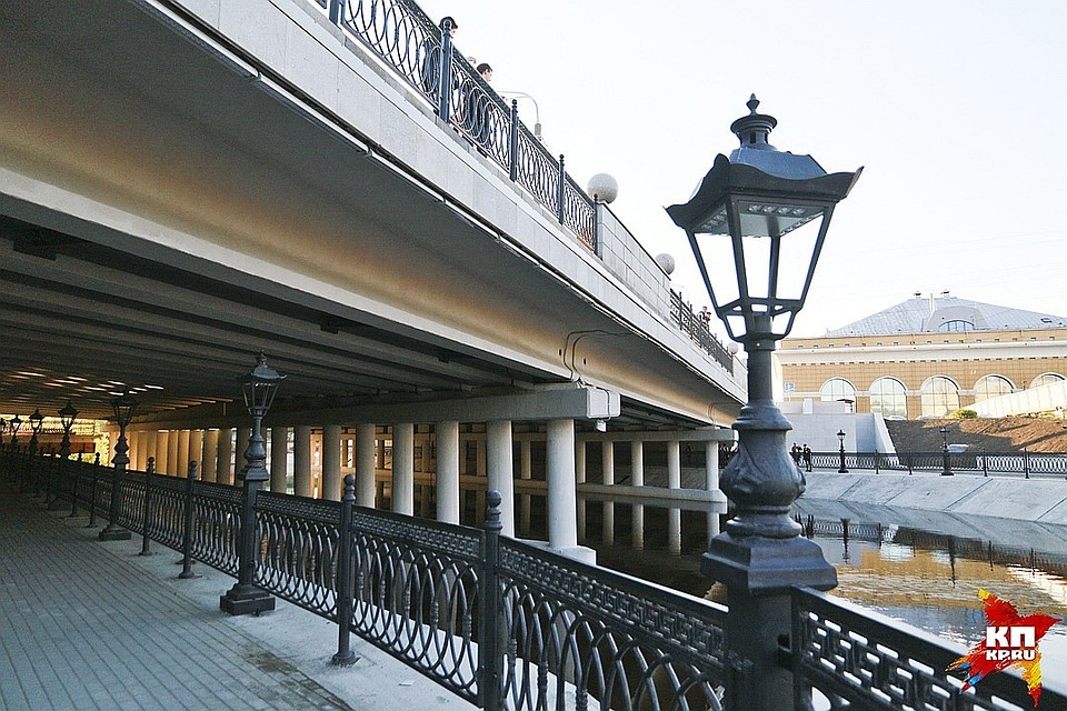 Набережная Барнаулки под мостом на пр. Ленина