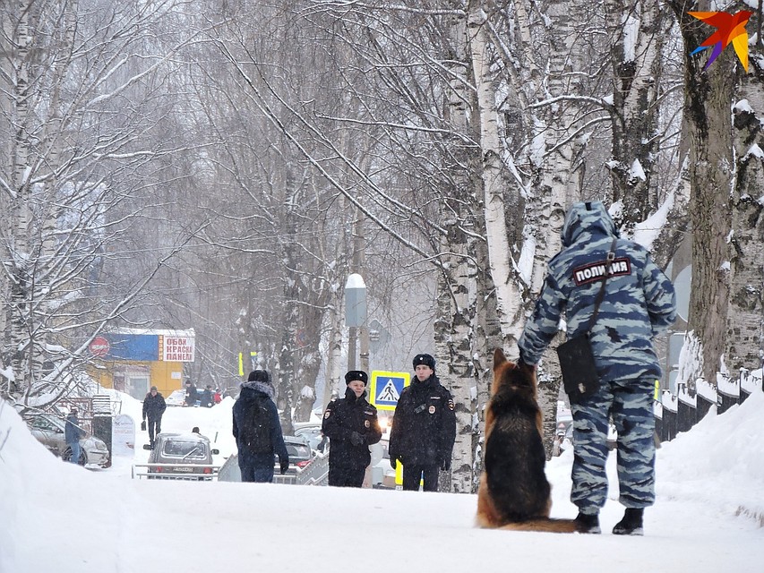 Возле здания школы №12 дежурили полицейские