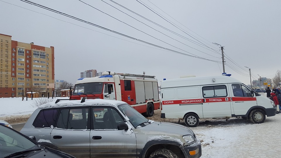 Пожарные к школам тоже приехали - на всякий случай.