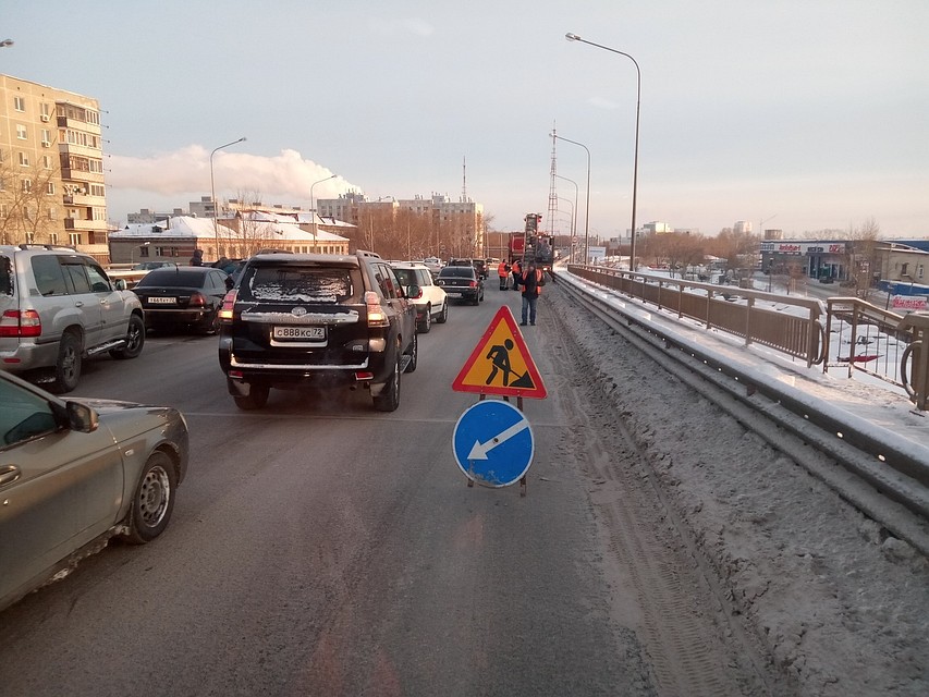 ДТП на мосту Пермякова в Тюмени: за полчаса пробка выросла до 2 км