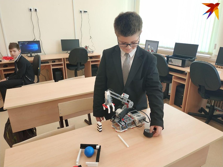 Игорю Комарову показали самодельного робота