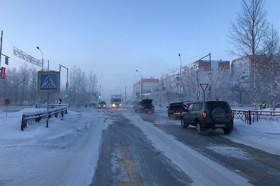 ДТП в Муравленко: дорогу не поделили «Лада» и «Волга» Фото: Госавтоинспекция Ямала