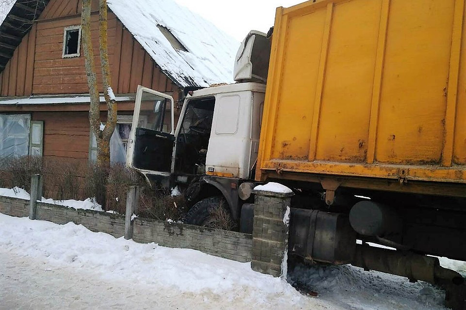 Водитель не пострадал, а вот машину и дом придется чинить. Фото: ГАИ Гродненской области