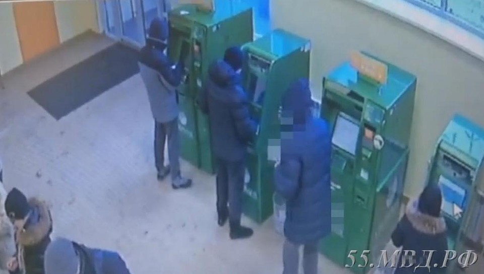 На видео сняли, как омич ворует 19 тысяч у пенсионера из банкомата
