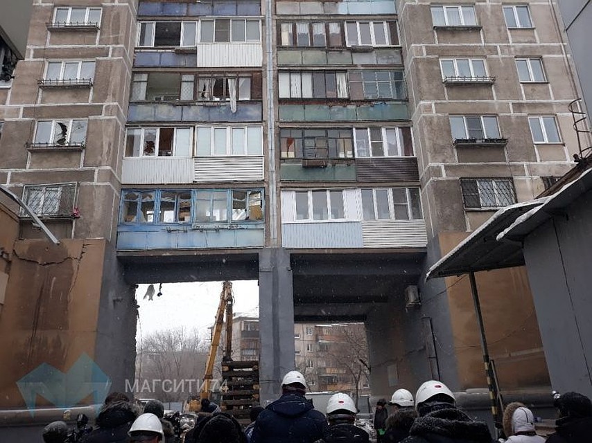 Мутко побывал у дома, в котором 31 декабря от взрыва рухнул подъезд. Официальная версия - от взрыва бытового газа. Фото: magcity74.ru