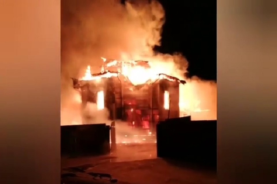 Пожар в Иркутской области: в Шелехове сгорел баптистский дом молитвы. Фото: инстаграм аккаунт Сводка Шелехов.
