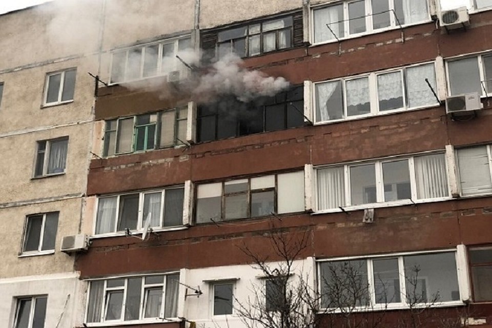Загорелся балкон одной из квартир. Фото: пресс-служба МЧС РК