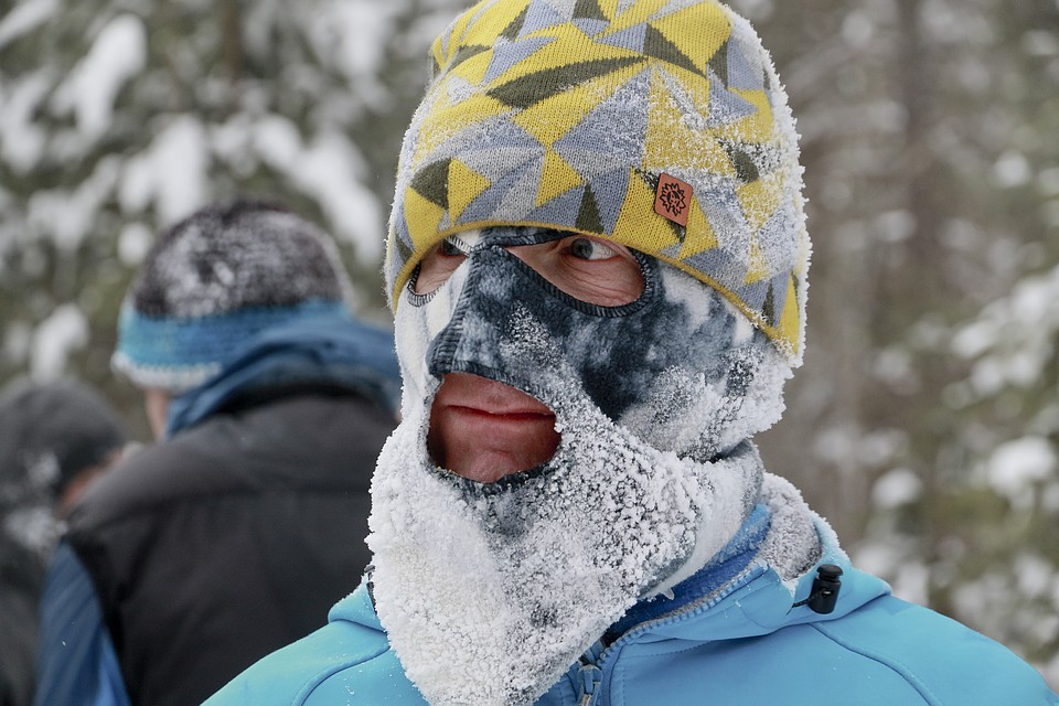 В такую погоду - только в таких шапках гулять.