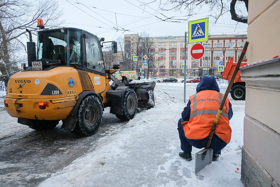 Власти Петербурга ввели особый режим уборки снега.