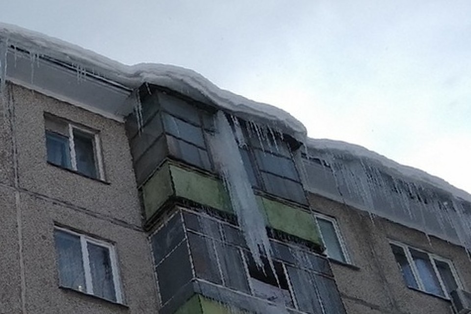 На женщину упала ледяная глыба