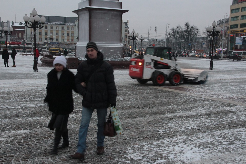 Тротуары в Калининграед не всегда убираются бобкэтами - часто их чистят тракторами