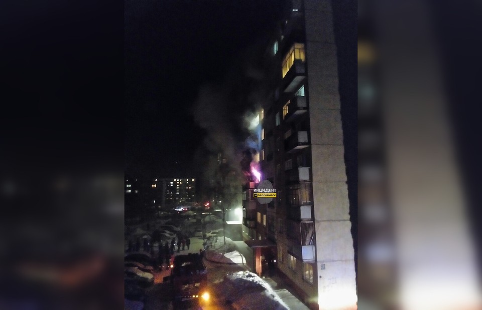 Вечером в жилом доме на четвертом этаже загорелась квартира. Фото: "Инцидент.Новосибирск".