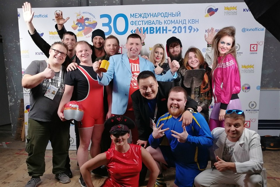 "Сборная Снежногорск" второй раз поехала в Сочи и прорвалась в Высшую лигу КВН. Фото: vk.com/snezhnogorskkvn.