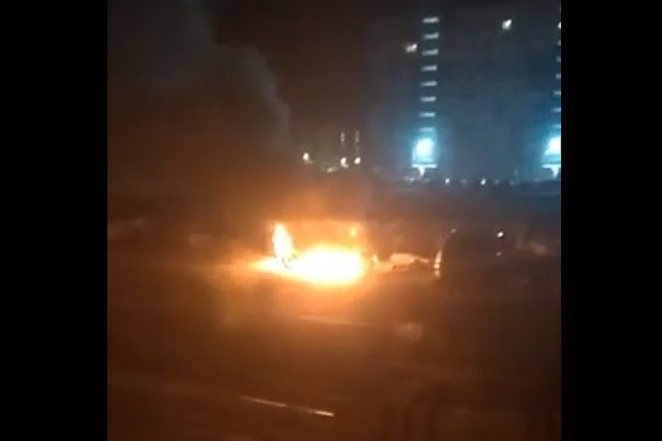 Авто загорелось ночью 7 февраля. Фото: https://vk.com/incident_nsk