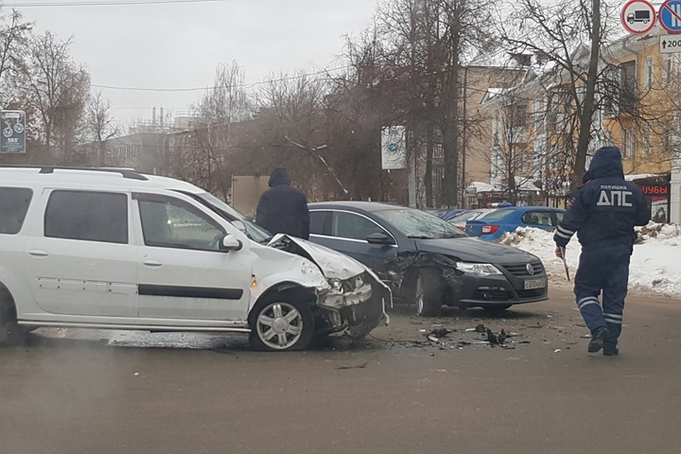 «Собачки ПДД соблюдали больше, чем эти два клоуна»: видео жесткой аварии в Арзамасе появилось в сети
