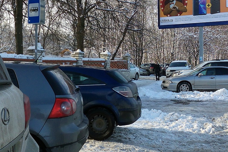 К полудню остановку общественного транспорта очистили от незаконно припаркованных автомобилей.