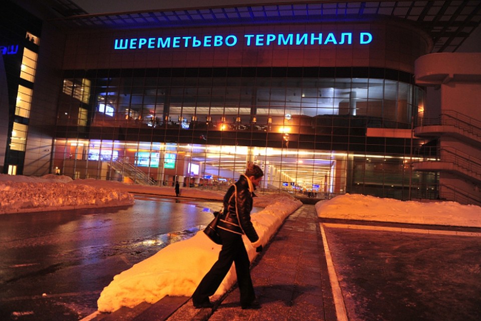В Шереметьево трех человек сняли с рейса за распитие алкоголя на борту